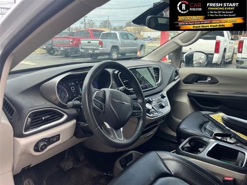 Used 2023 Chrysler Pacifica Touring-L image 14