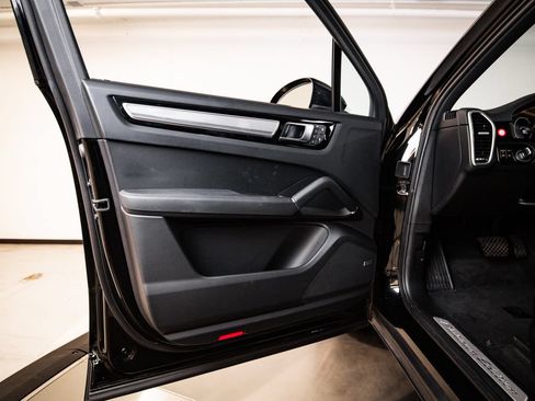 Certified 2023 Porsche Cayenne Platinum Edition AWD/4WD image 23