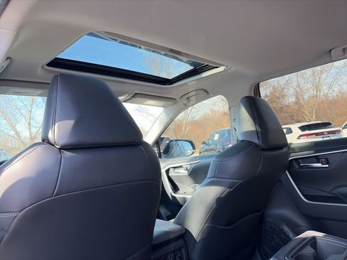 Used 2021 Toyota RAV4 XLE Premium image 27