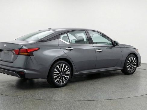 Used 2025 Nissan Altima 2.5 SV FWD image 7