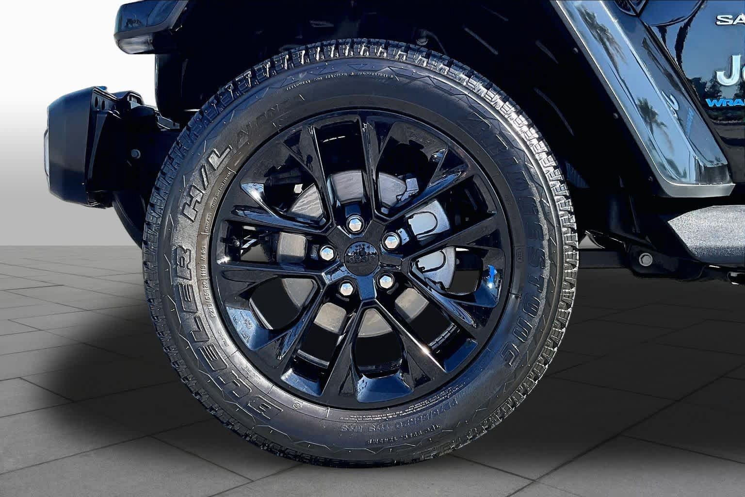 Used 2023 Jeep Wrangler Unlimited Sahara w/ Cold Weather Group AWD/4WD image 10