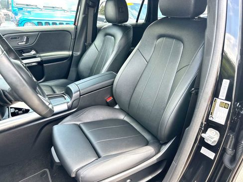 Used 2025 Mercedes-Benz GLA 250 4MATIC w/ Winter Package image 17