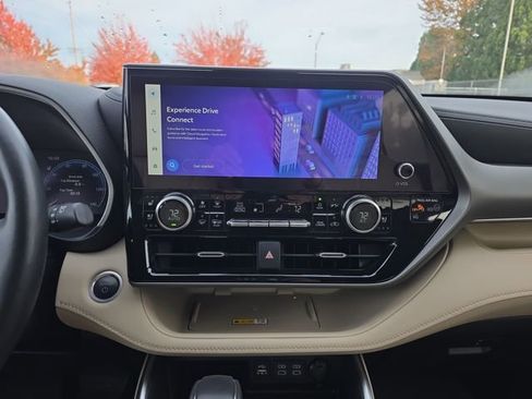 Used 2024 Toyota Highlander Limited image 25