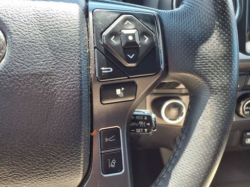 Used 2018 Toyota Tacoma TRD Off-Road AWD/4WD image 16