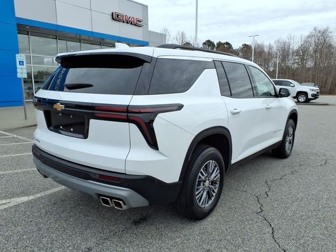 Used 2025 Chevrolet Traverse LT image 3