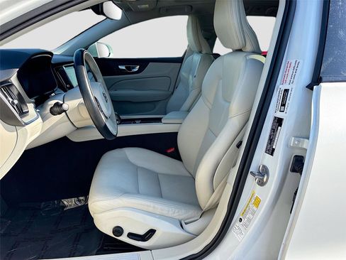 Used 2025 Volvo V60 B5 Cross Country Plus image 20