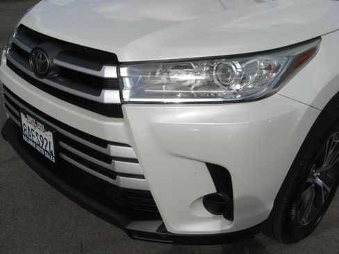 Used 2017 Toyota Highlander LE w/ Carpet Mat Package FWD image 4