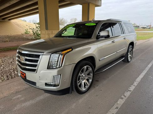 Used 2017 Cadillac Escalade ESV Luxury image 7