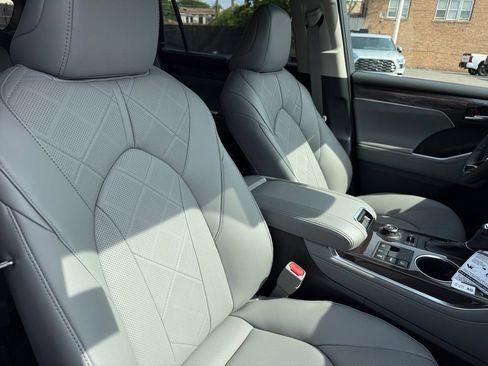 New 2026 Toyota Highlander Platinum AWD/4WD image 18
