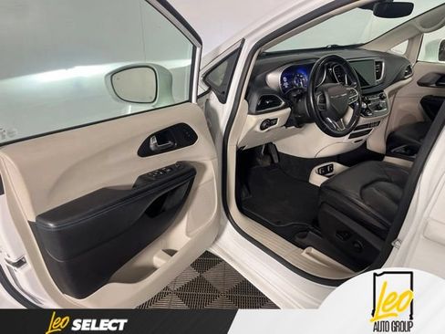 Used 2021 Chrysler Pacifica Touring-L FWD image 9