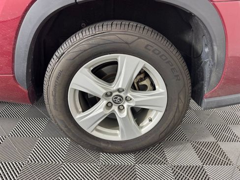 Used 2021 Toyota Highlander LE FWD image 13