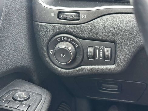 Used 2019 Jeep Cherokee Trailhawk w/ Cold Weather Group AWD/4WD image 31