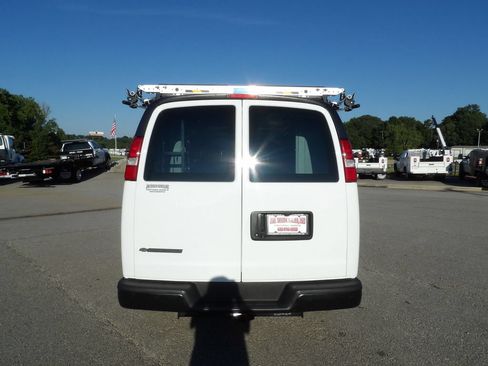 Used 2022 Chevrolet Express 2500 w/ Driver Convenience Package RWD image 6