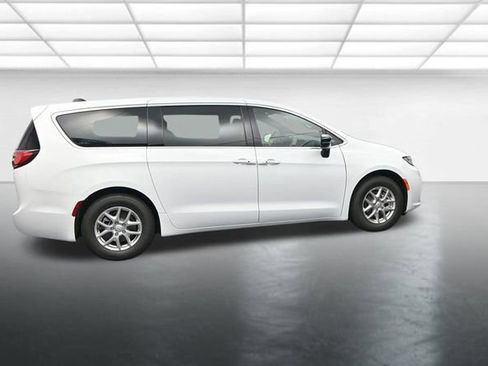 New 2026 Chrysler Pacifica Select image 9