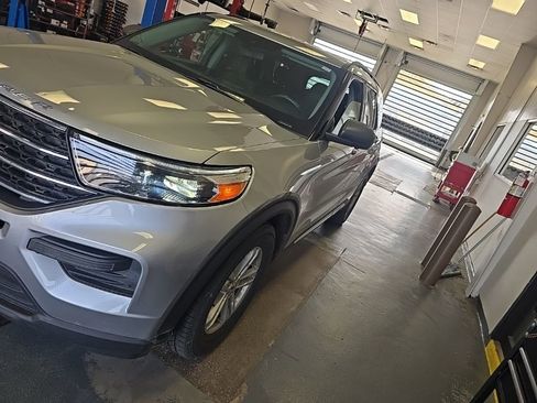 Used 2022 Ford Explorer XLT image 2