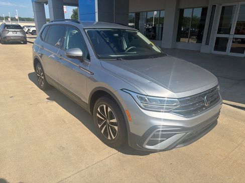 Used 2023 Volkswagen Tiguan S FWD image 9
