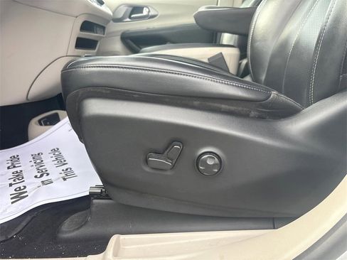 Used 2023 Chrysler Pacifica Touring-L image 17