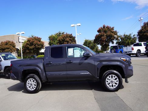 Used 2025 Toyota Tacoma SR5 AWD/4WD image 4