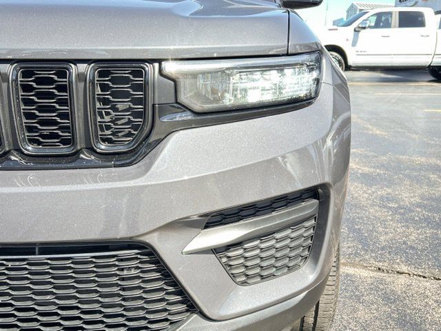 Used 2022 Jeep Grand Cherokee Altitude AWD/4WD image 3