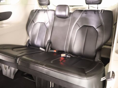 Used 2024 Chrysler Pacifica Touring-L image 13