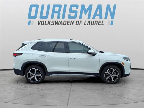 Used 2025 Volkswagen Tiguan SE image 2