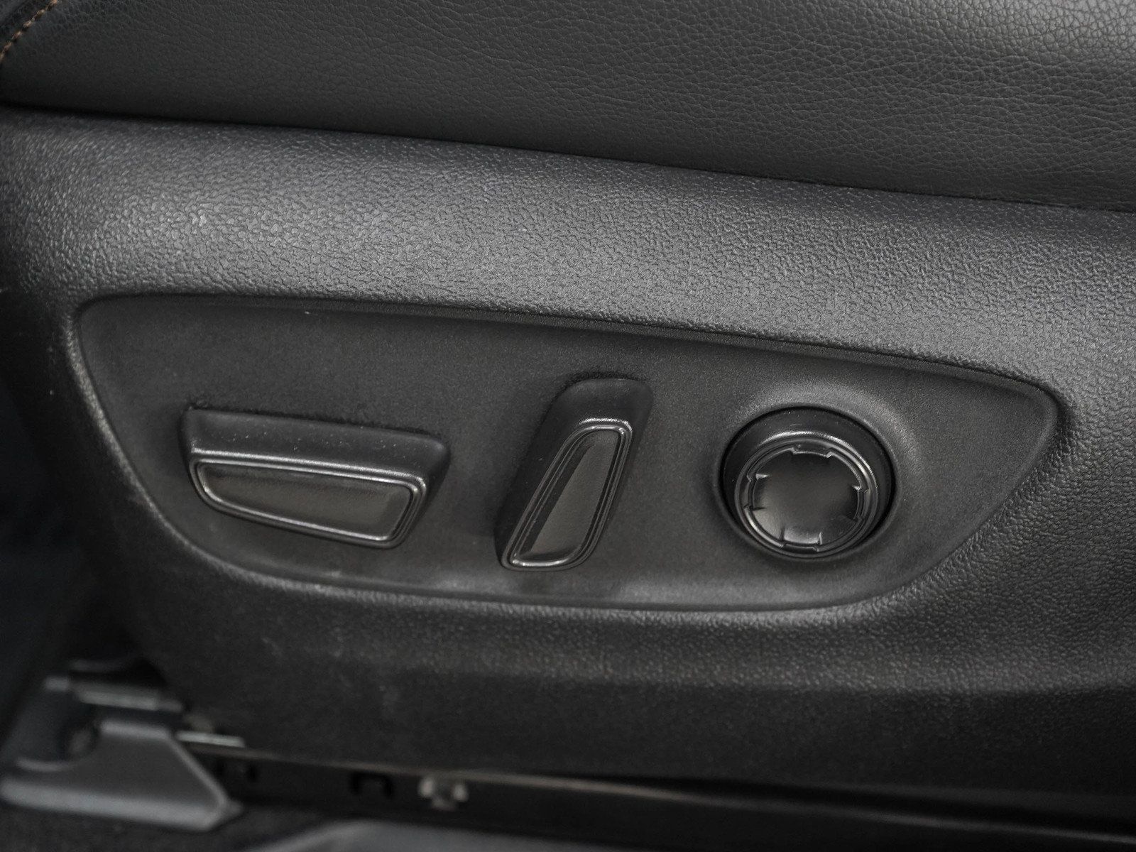 Used 2025 Toyota Sienna Platinum AWD/4WD image 28
