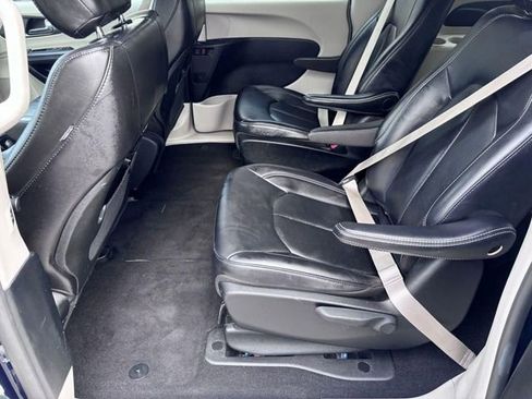 Used 2024 Chrysler Pacifica Limited FWD image 25