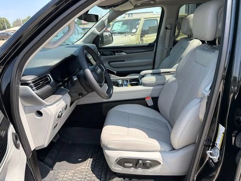 Used 2024 Jeep Wagoneer L Series III w/ Premium Group I AWD/4WD image 5