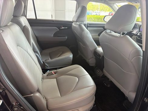 Used 2023 Toyota Highlander XLE AWD/4WD image 27