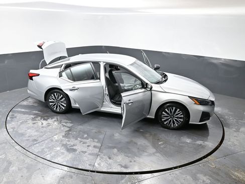 Used 2024 Nissan Altima 2.5 SV image 57