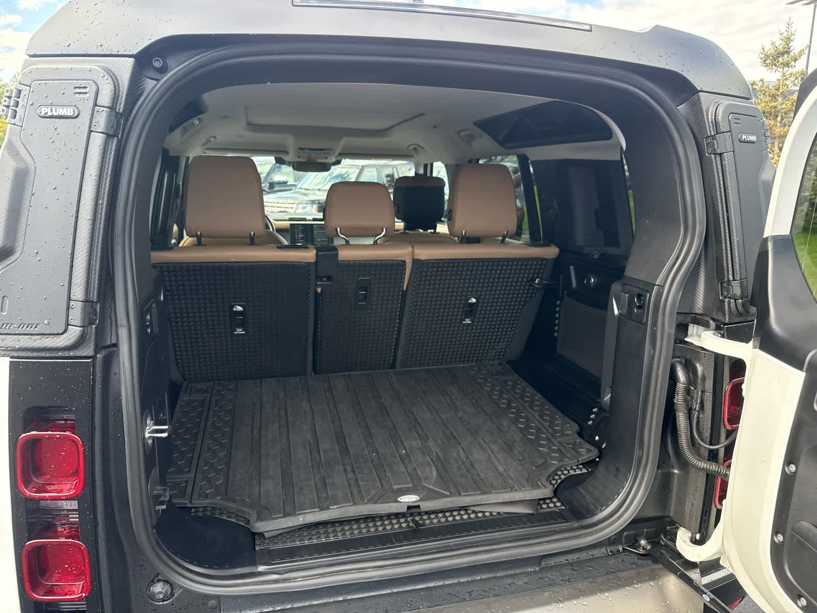 Certified 2025 Land Rover Defender 110 X-Dynamic SE AWD/4WD image 10