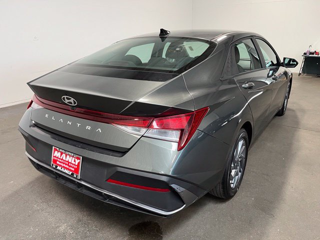 Used 2024 Hyundai Elantra SEL FWD image 3