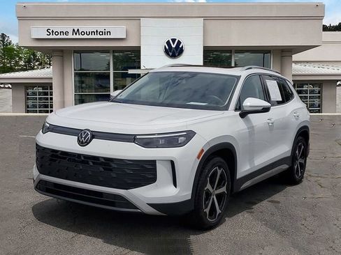Certified 2025 Volkswagen Tiguan SE w/ Panoramic Sunroof Package FWD image 1