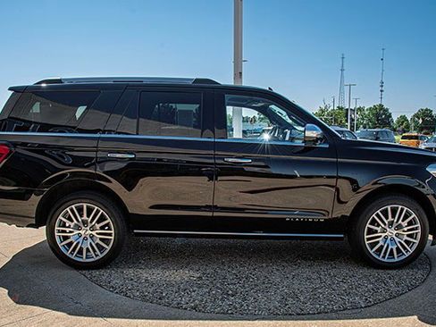 Used 2024 Ford Expedition Platinum image 6