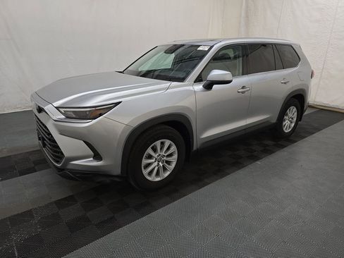 Used 2024 Toyota Grand Highlander XLE FWD image 3