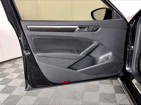 Used 2018 Volkswagen Passat 3.6 image 25