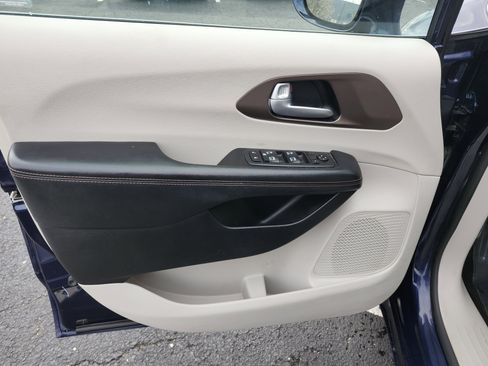 Used 2018 Chrysler Pacifica Touring-L Plus w/ Tire & Wheel Group image 26