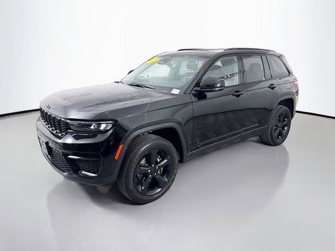 Used 2023 Jeep Grand Cherokee Altitude image 3