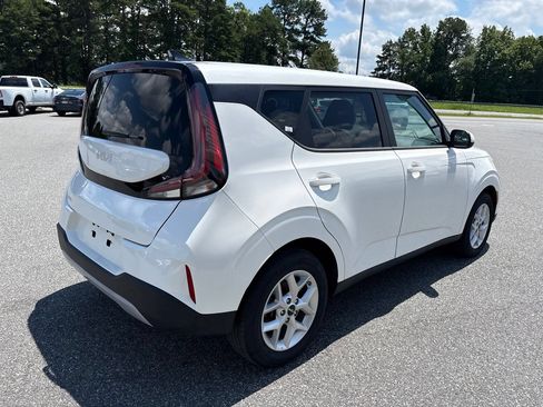 Used 2025 Kia Soul LX w/ LX Technology Package FWD image 9