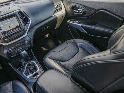 Used 2018 Jeep Cherokee Overland image 26