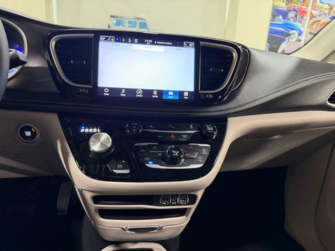 Used 2023 Chrysler Pacifica Touring-L FWD image 50