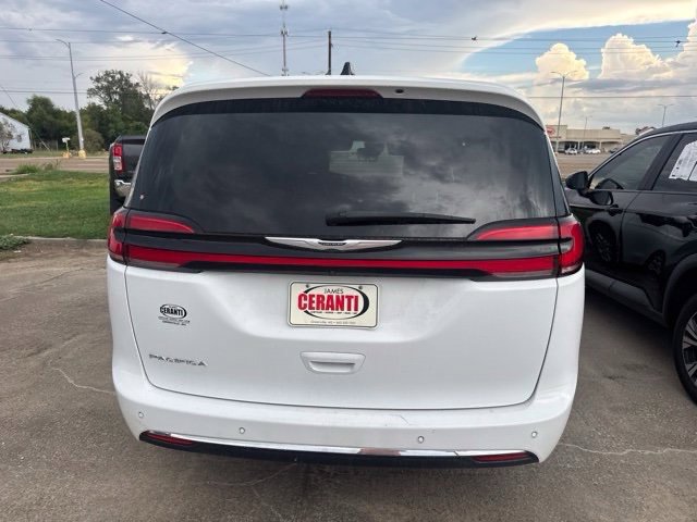 Used 2024 Chrysler Pacifica Touring-L FWD image 5