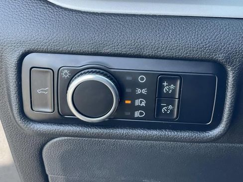 Used 2023 Ford Explorer XLT image 18