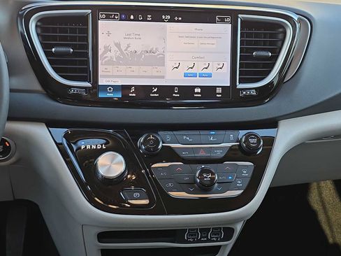 Certified 2024 Chrysler Pacifica Touring-L image 20