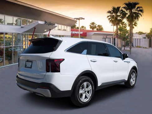 Used 2025 Kia Sorento LX FWD image 3