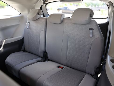 Used 2021 Toyota Sienna LE AWD/4WD image 22