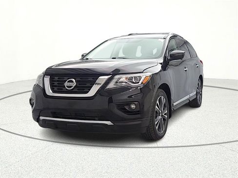 Used 2017 Nissan Pathfinder Platinum image 2