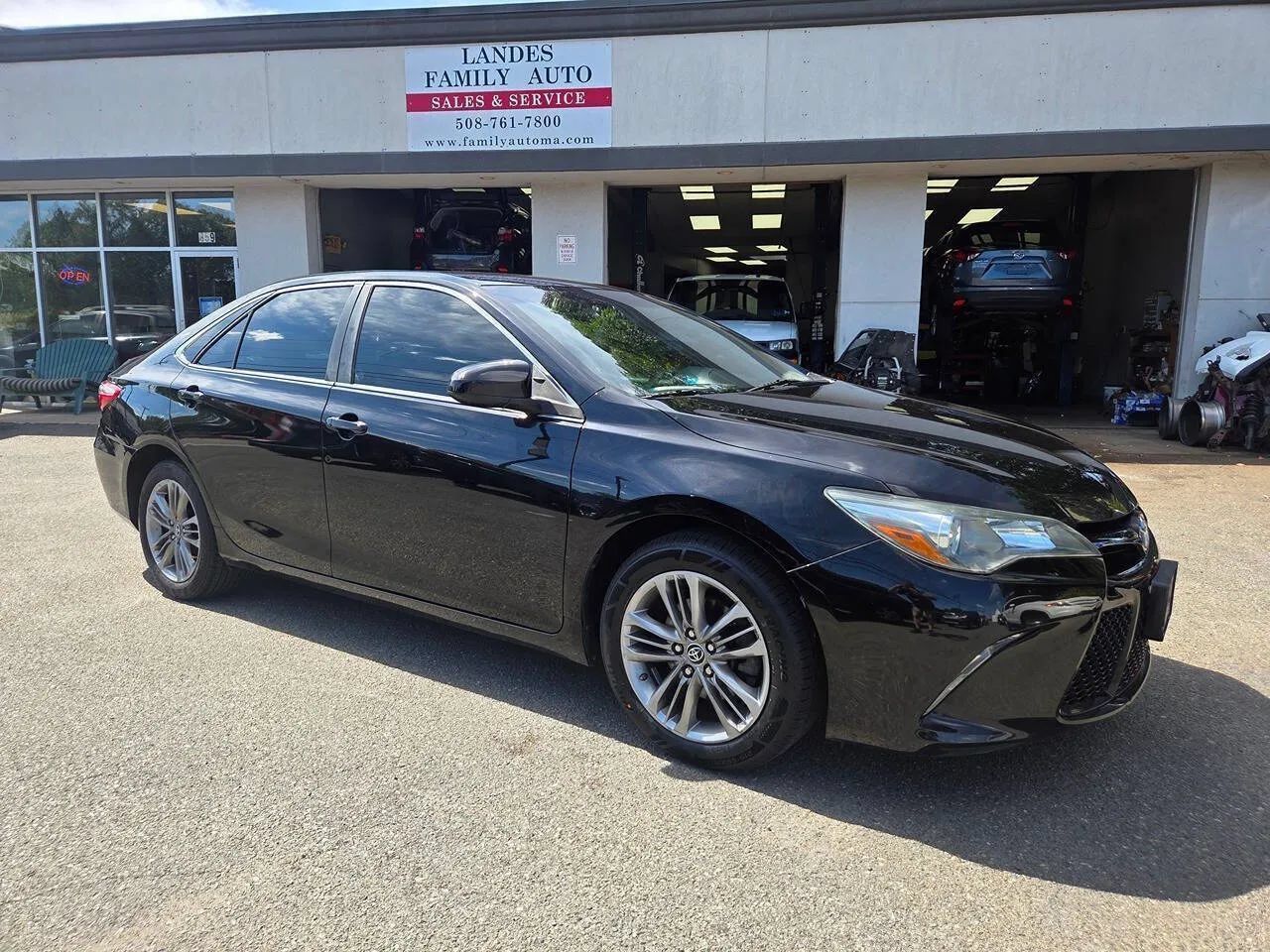 Used 2015 Toyota Camry SE FWD image 16