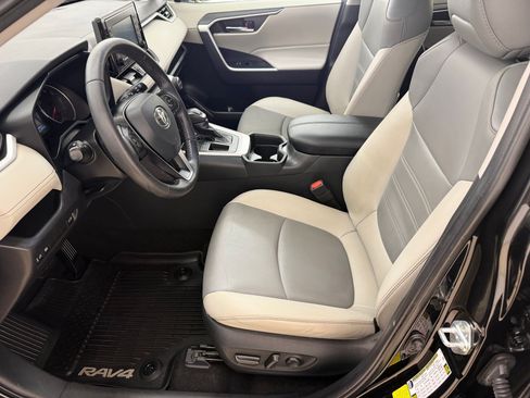 Used 2021 Toyota RAV4 XLE Premium FWD image 5