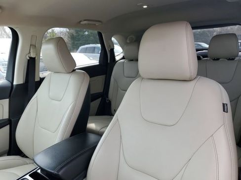 Used 2020 Ford Edge Titanium FWD image 16